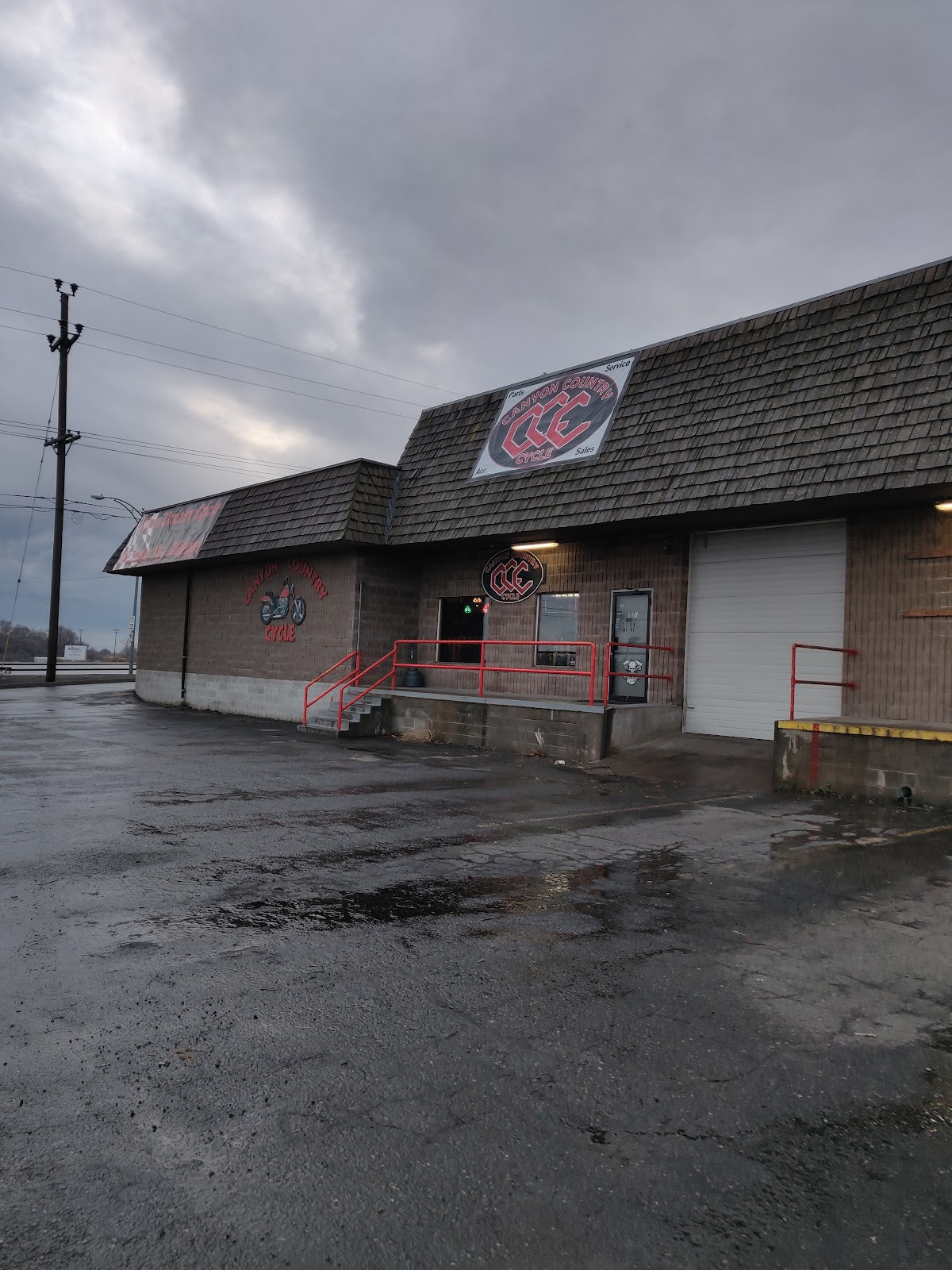 Canyon Country Cycle storefront with the CCC sign in Kennewick